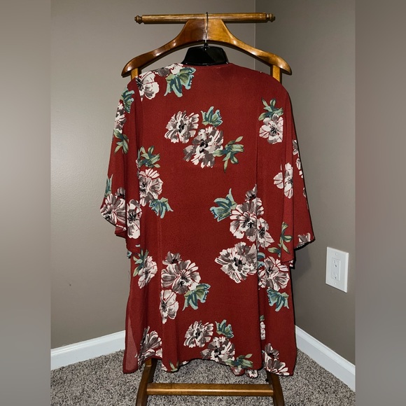 Magnolia South Floral Kimono. Size Large. - Picture 2 of 6